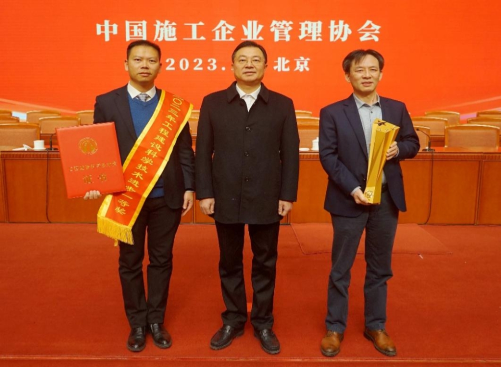 20231228783608.jpg 現場領獎.jpg