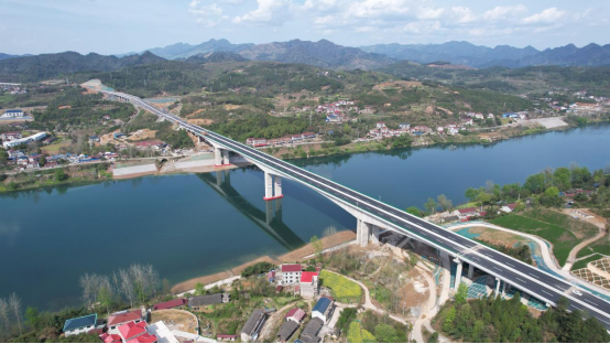 20240520233017.png 圖片3主橋部分采用180米連續剛構設計的辰溪沅水特大橋.png