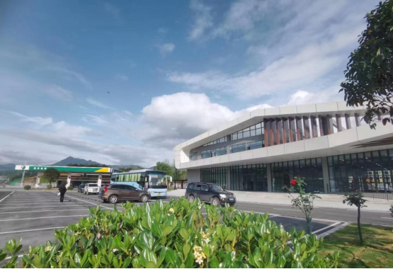 20240520681623.png 圖片5外墻采用灰色鋁合金干掛+涂料相結合的服務區建筑.png