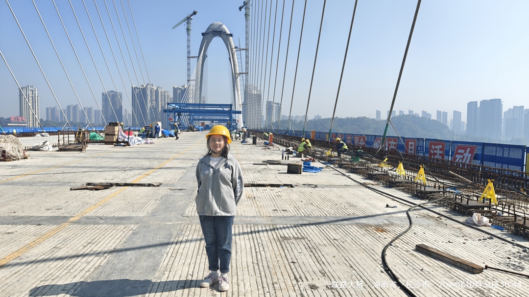 20260309139573.jpg 工程健康安全中心 韋麗瓊:韋麗瓊投身于興聯路大橋梁健康監測項目的攻堅一線,用專業與堅守為長沙市的交通動脈保駕護航。.jpg