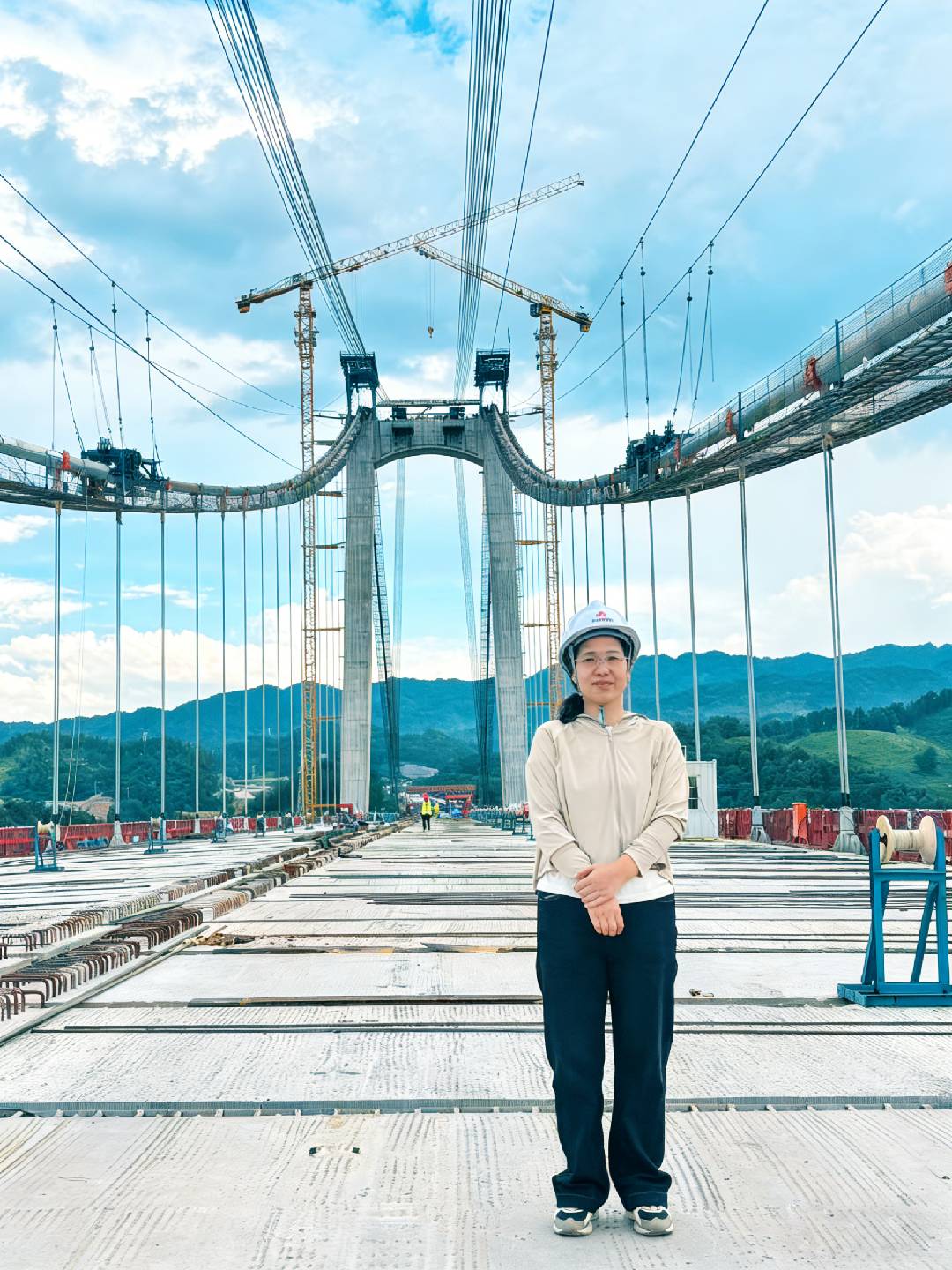 20260309727925.jpg 橋梁院:湖南省在建最大跨度懸索橋洞庭溪沅水特大橋主跨合攏,項目負責人現場合影.jpg